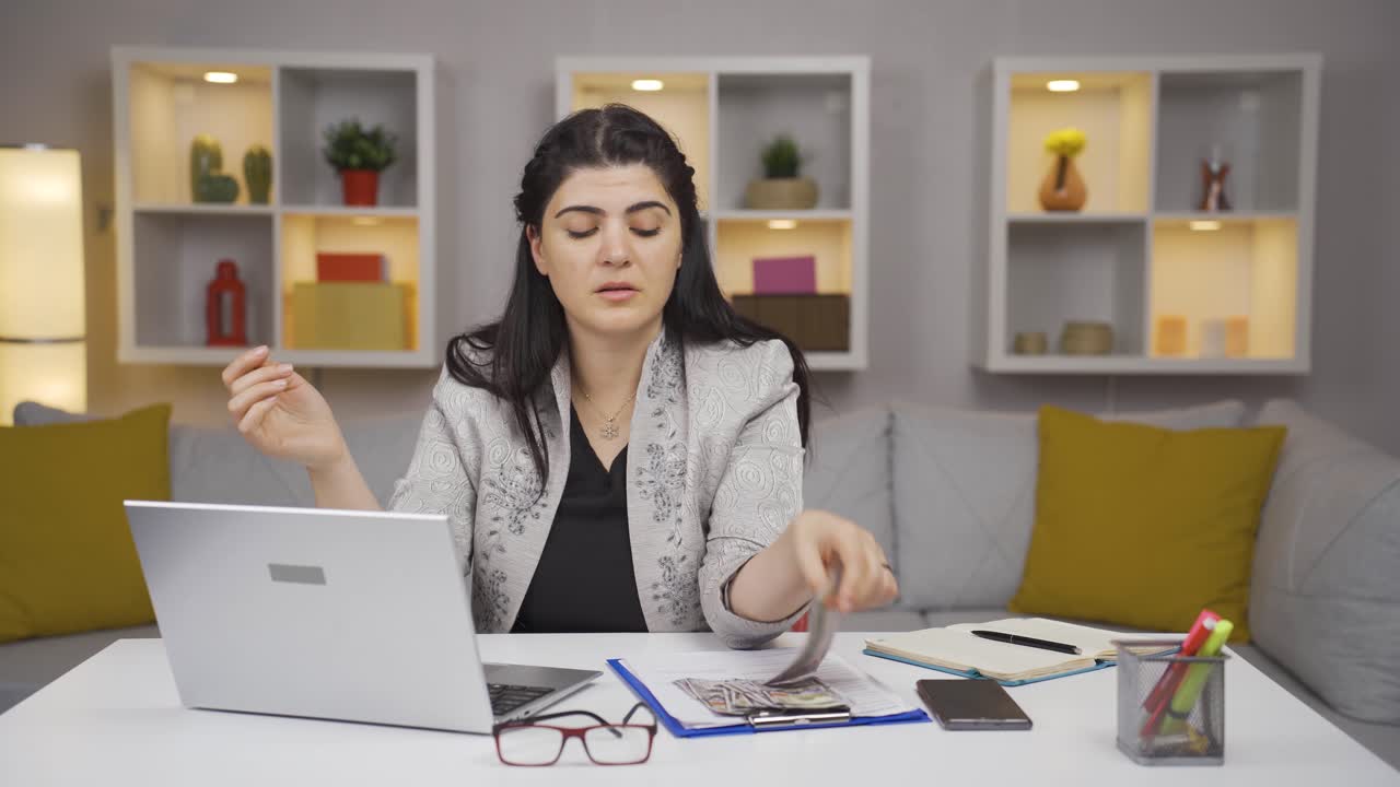 trabajadora de oficina en casa mujer comerciante de dólares.