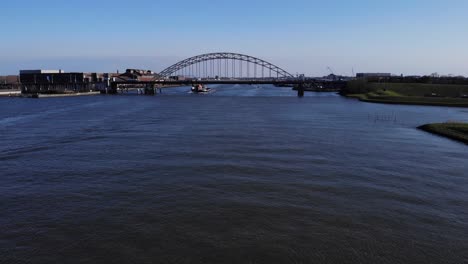 Tranquilidad-De-Un-Río-Bajo-El-Puente-Con-Barco-Navegando-En-El-Río-Noord-En-Hendrik-ido-ambacht-En-Países-Bajos