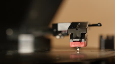 tocadiscos de vinilo, el hombre pone un disco de vinilo e incluye un gramófono