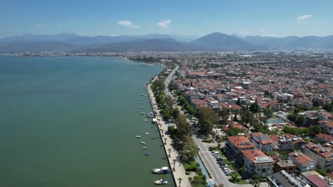 Drohnenaufnahme-Der-Stadt-Fethiye-Mit-Spazierpromenade-Und-Autos-An-Der-Türkischen-Riviera