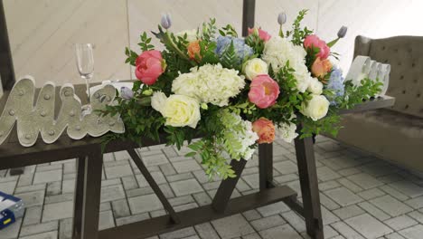 Herr-Und-Frau-Hochzeit-Blumenarrangement