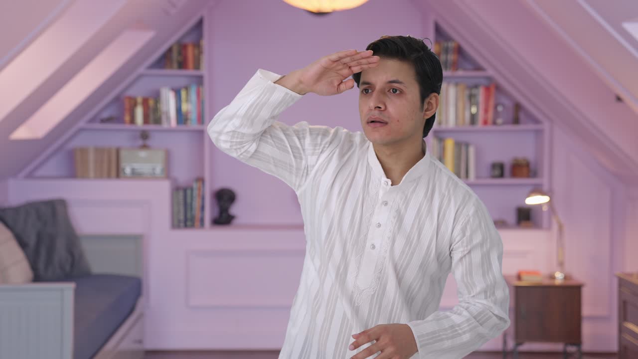 인도인 남자가 누군가를 찾고 찾고 있습니다.