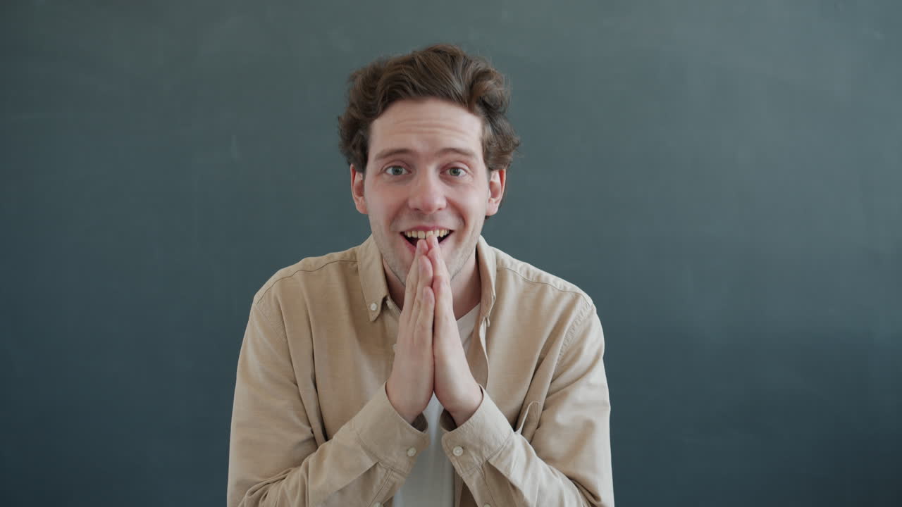 hombre con una expresión de sorpresa