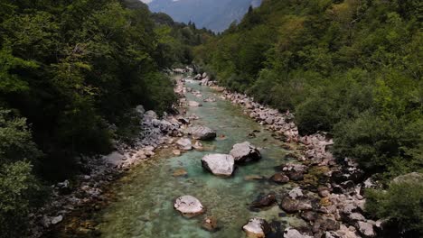 Increíble-Toma-De-Drones-Del-Río-Soča-En-Eslovenia