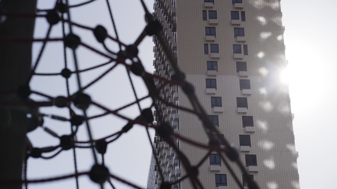 edificio de apartamentos con red de escalada