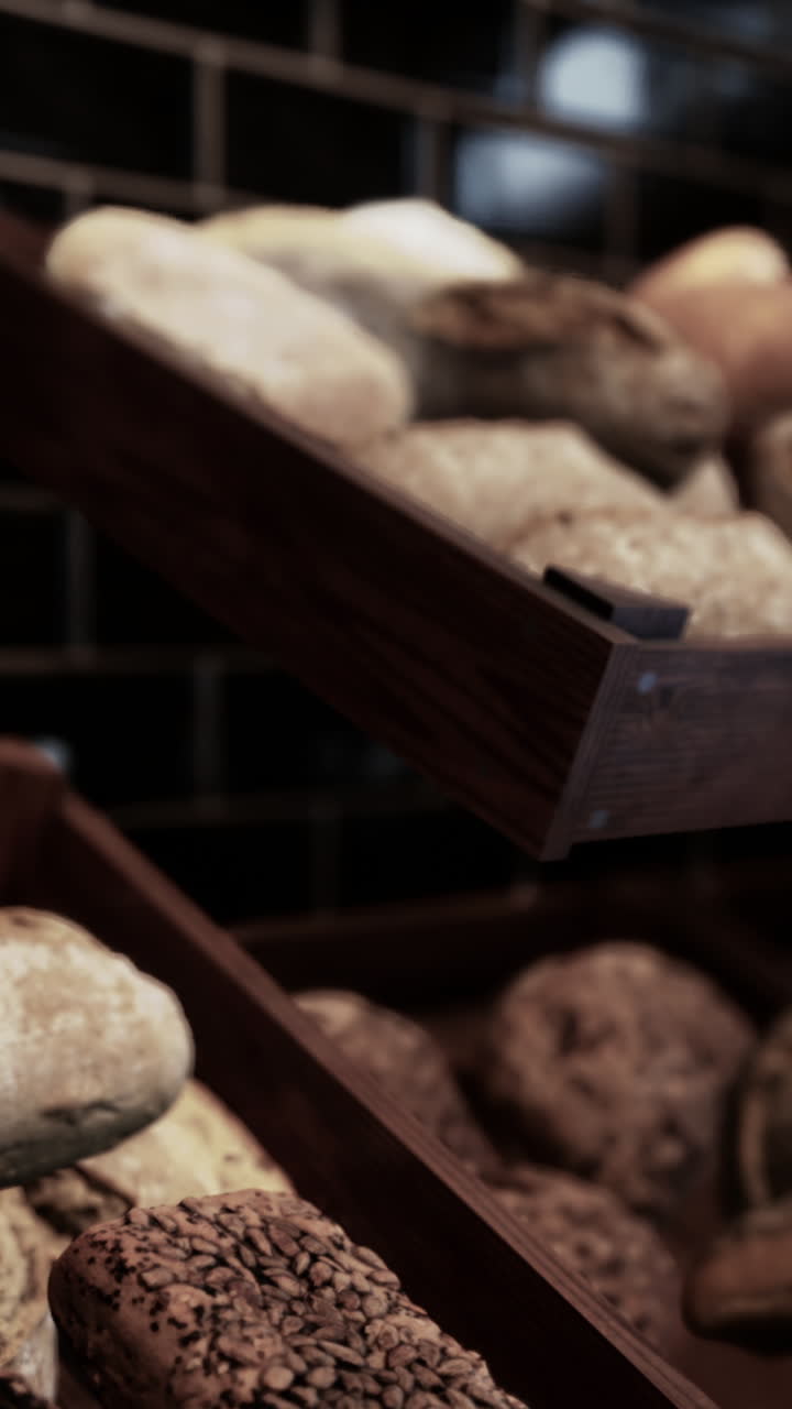 близко к свежевыпеченному хлебу на деревянных полках в пекарне.