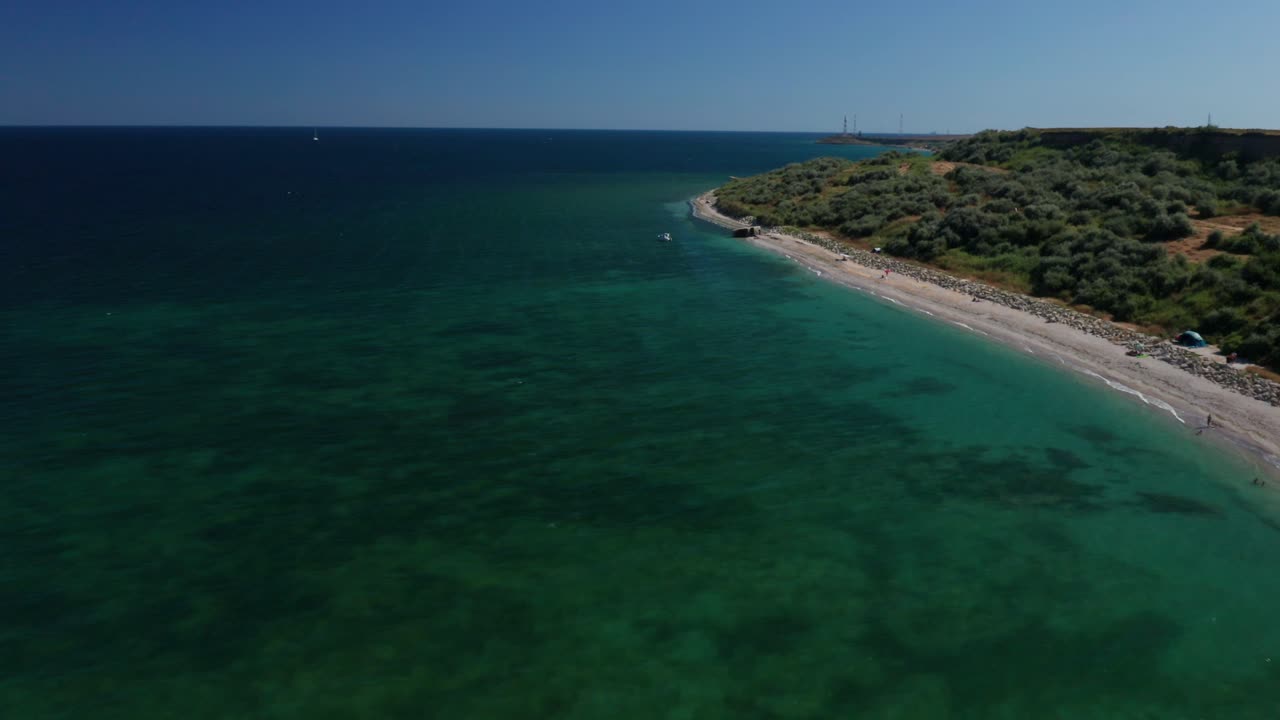 aguas claras de color turquesa suave regazo contra una serena, playa aislada en un día soleado