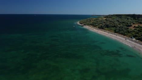 Klares,-Türkisfarbenes-Wasser-Plätschert-An-Einem-Sonnigen-Tag-Sanft-An-Einen-Ruhigen,-Abgeschiedenen-Strand