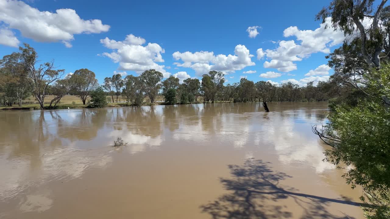 tomada amplia del río goulburn inundado de barro en victoria cerca de seymour