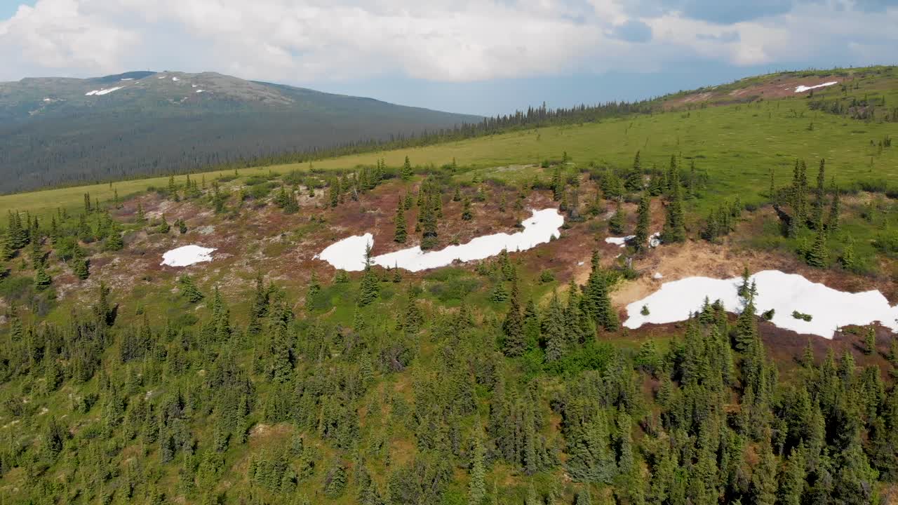 video de drones de 4k de parches de nieve en la cúpula de wickersham en las montañas blancas de alaska en un día soleado de verano
