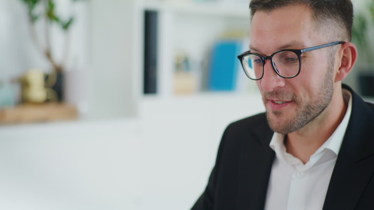 Nahaufnahme zufriedenes Geschäftsmann-Gesicht