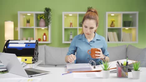 joven mujer de negocios trabajando en su oficina en casa.