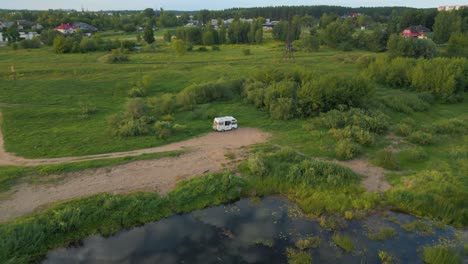 Ein-Wohnmobil-Parkte-Am-Ufer-Des-Flusses-Daugava,-Daugavpils,-Lettland