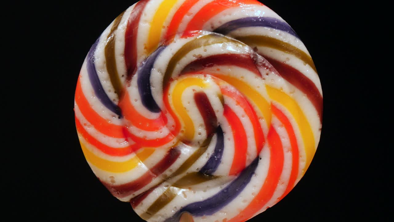 Messa a fuoco panoramica su lecca-lecca a spirale colorato
