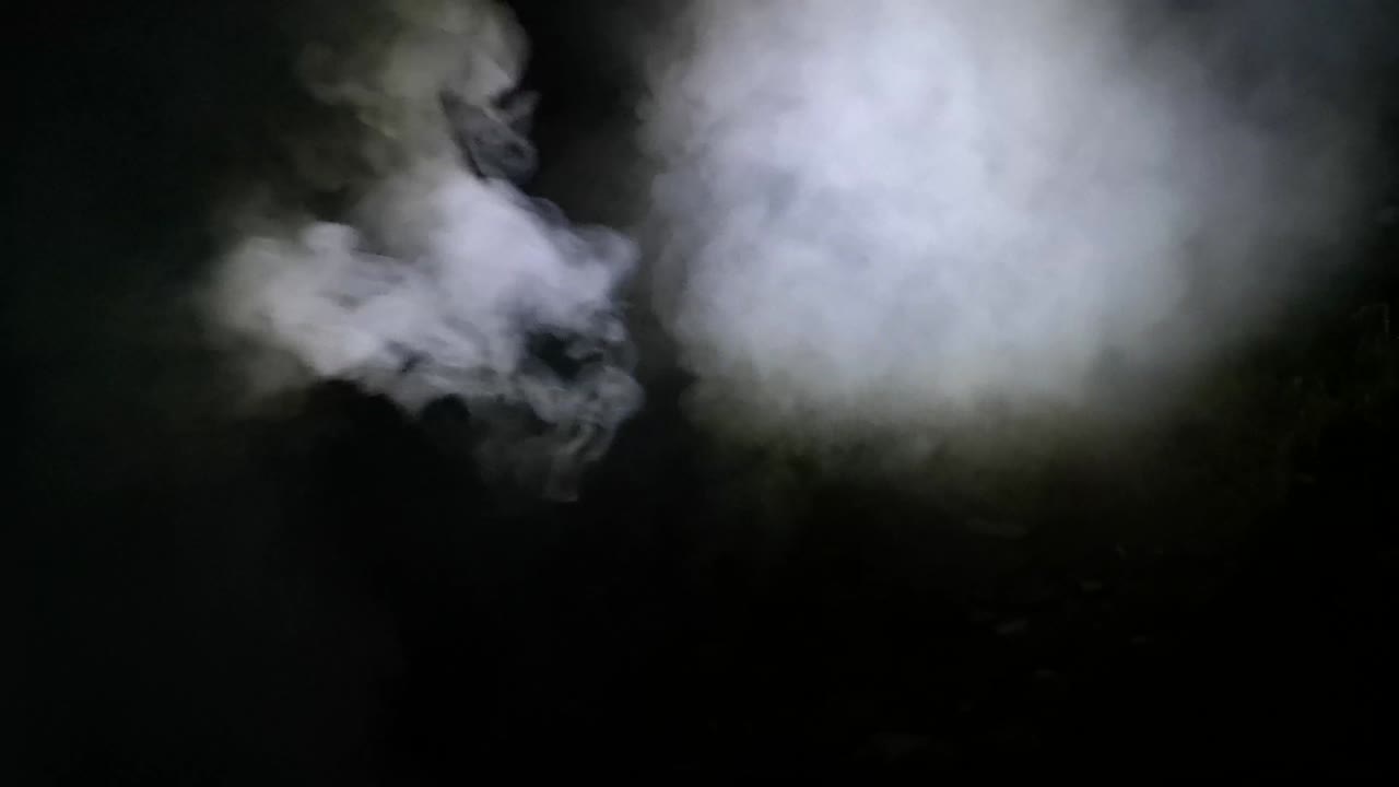 humo espeso en el aire nocturno