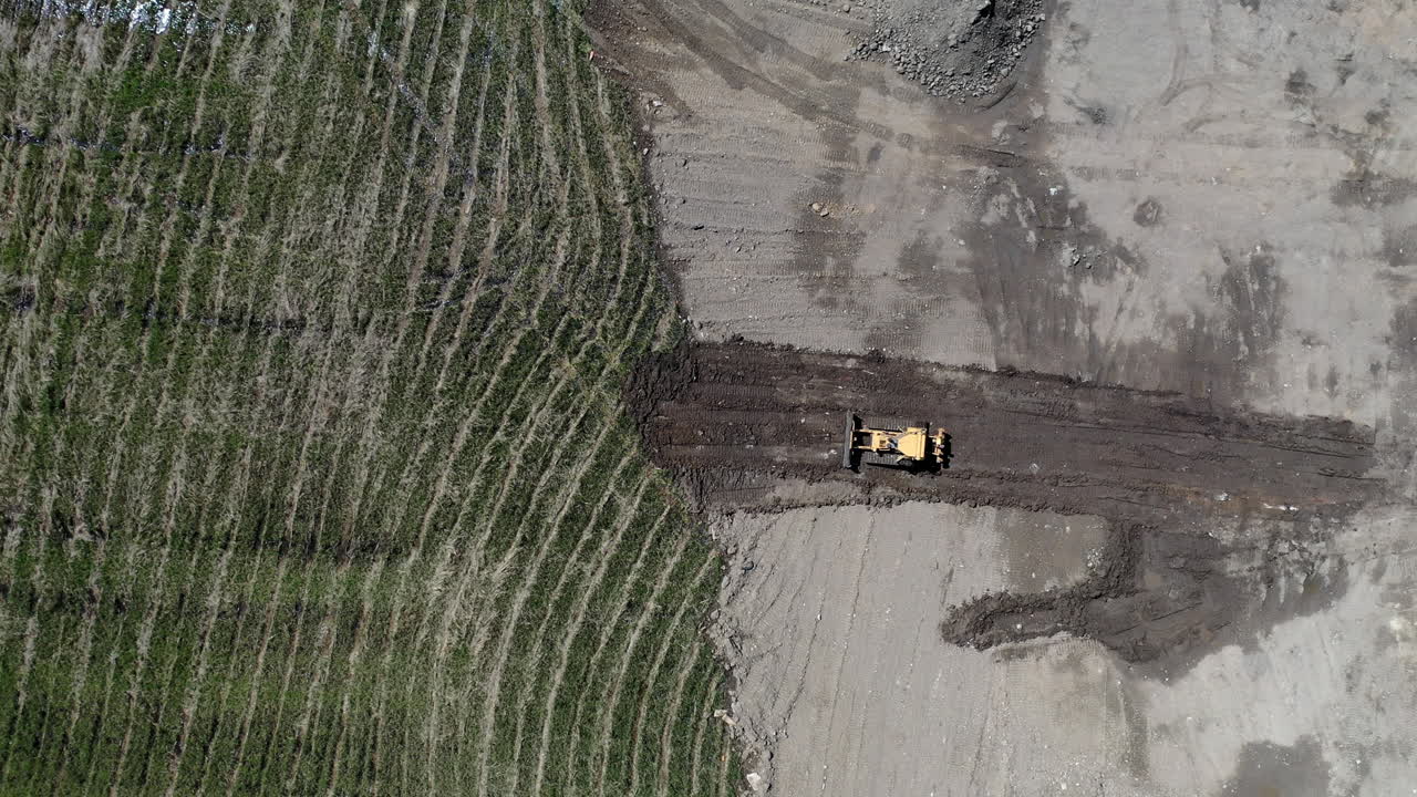 excavadora amarilla trabajando en la construcción