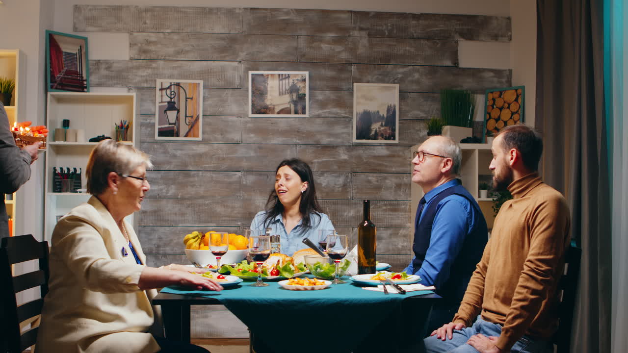 mujer en la cena con amigos y familia teniendo una sorpresa con pastel