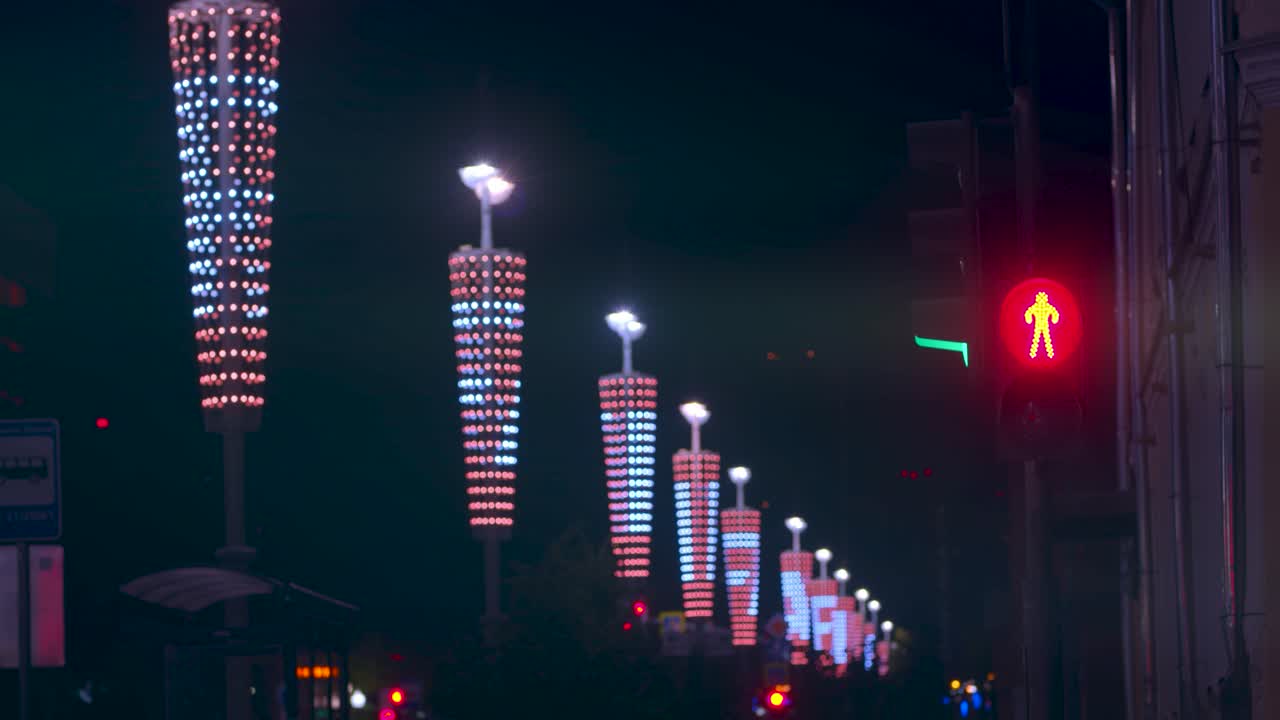 보행자 교차로 를 가진 밤 도시 거리 장면