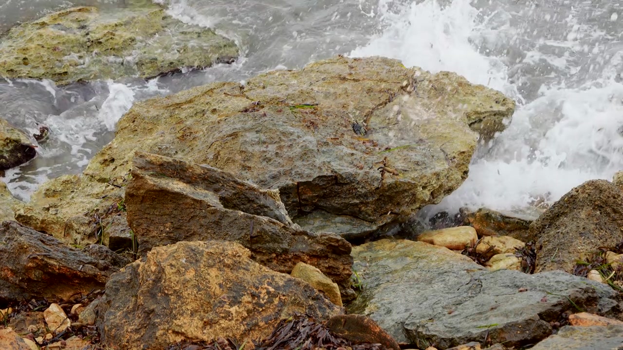 Costa rocciosa frastagliata con onde che si infrangono