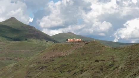 el centro de operaciones de la represa mohale se encuentra en una colina con vista al valle de lesotho
