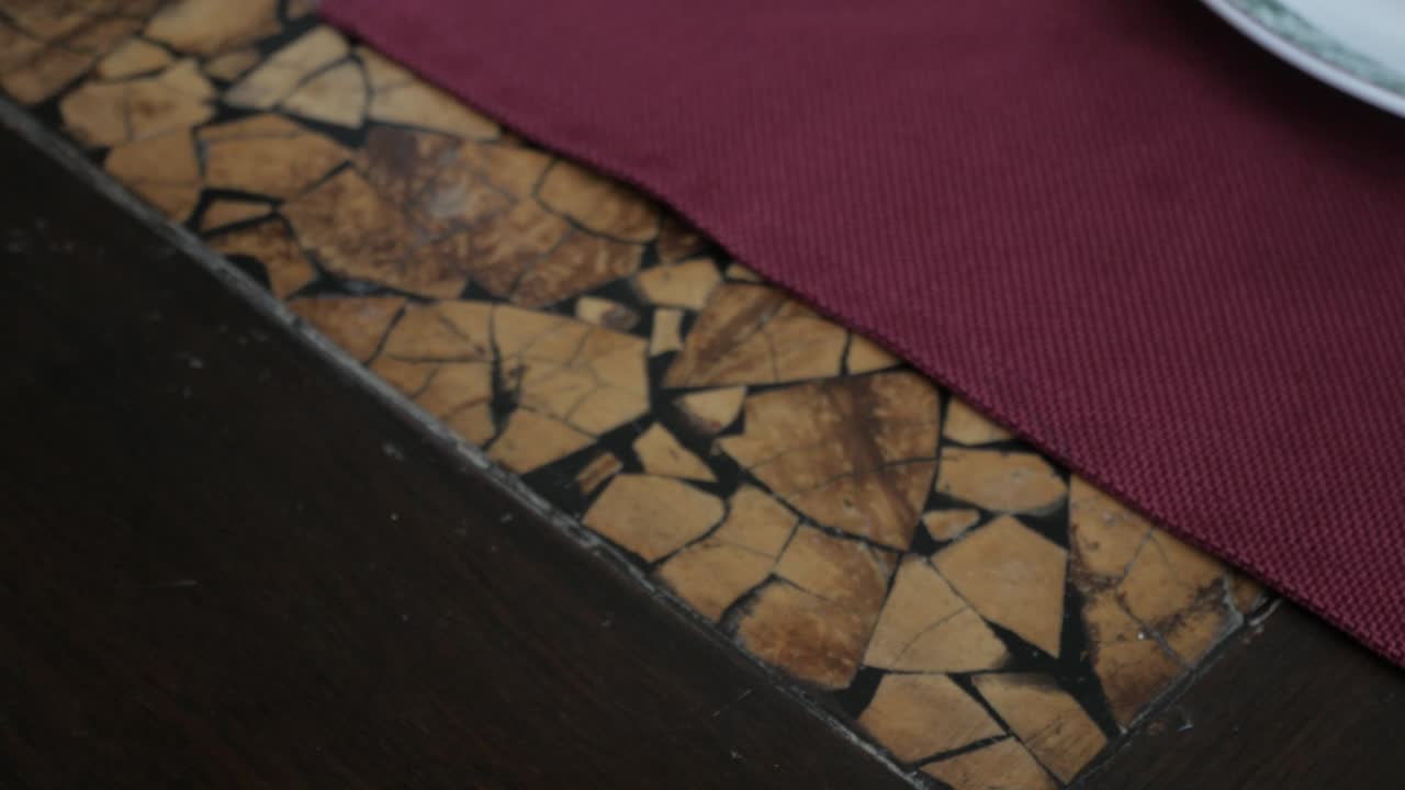 tomar una taza de té pu-erh fresco y caliente