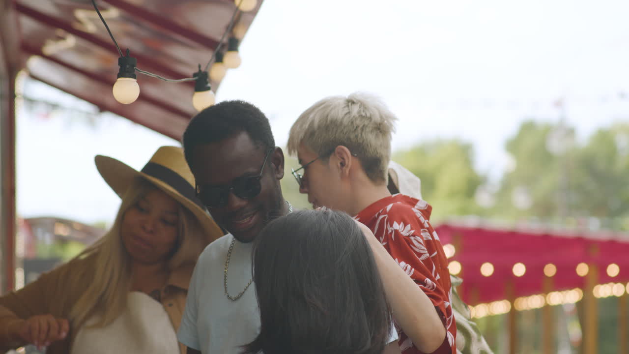 amigos en un festival de música al aire libre