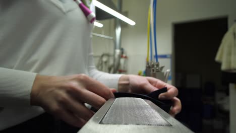 proceso de eliminación de manchas de la chaqueta del traje del hombre