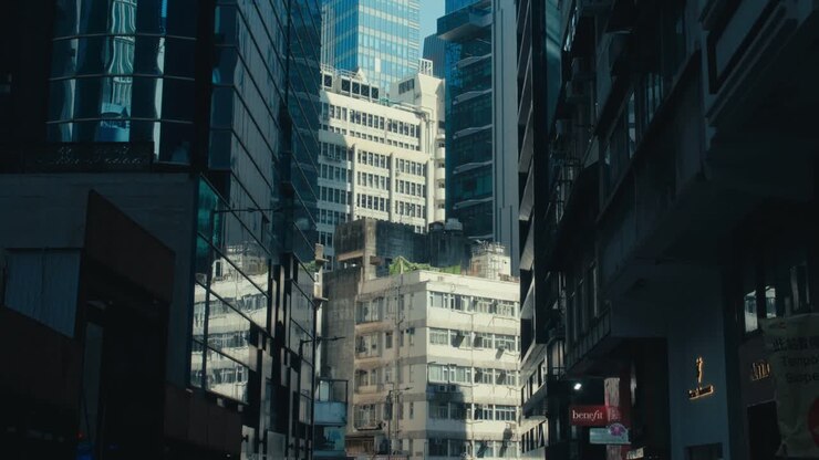 Scena di strada di Hong Kong tra luce e ombra in un vicolo urbano.