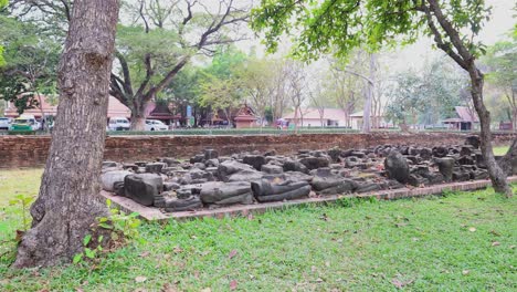 explorando las antiguas estatuas de buda en ayutthaya, tailandia