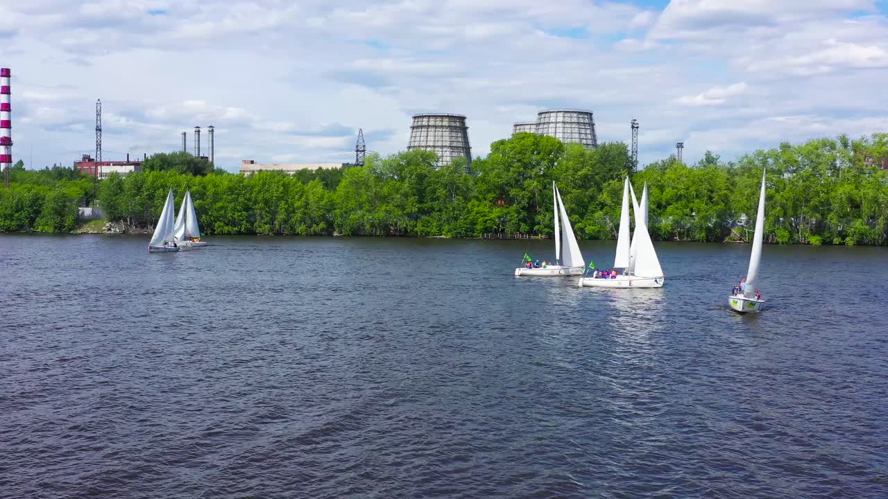 산업 구역 근처 의 강 에 있는 항해 보트
