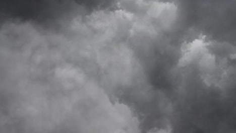 Tormenta,-Relámpago-Dentro-De-Una-Nube-Gris-Oscura