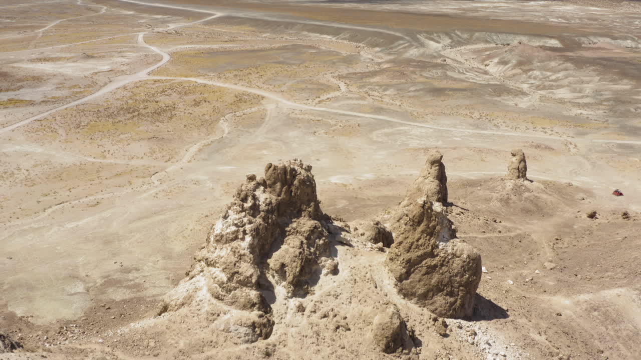 vista aérea 4k de característica geológica única en el desierto de california