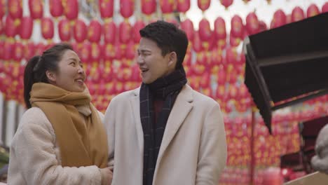 Joven-Pareja-Asiática-Romántica-De-Vacaciones-Caminando-Por-Chinatown-En-Londres,-Reino-Unido