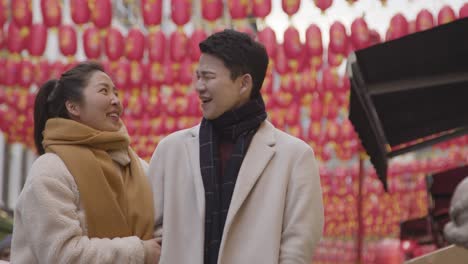 영국 런던의 차이나타운을 걷는 휴일에 젊은 낭만적인 아시아 커플