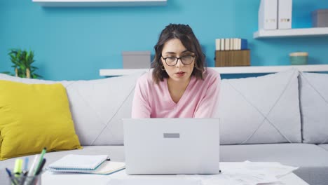 Una-Joven-Con-Trastorno-De-Atención-Trabaja-Desde-Casa.