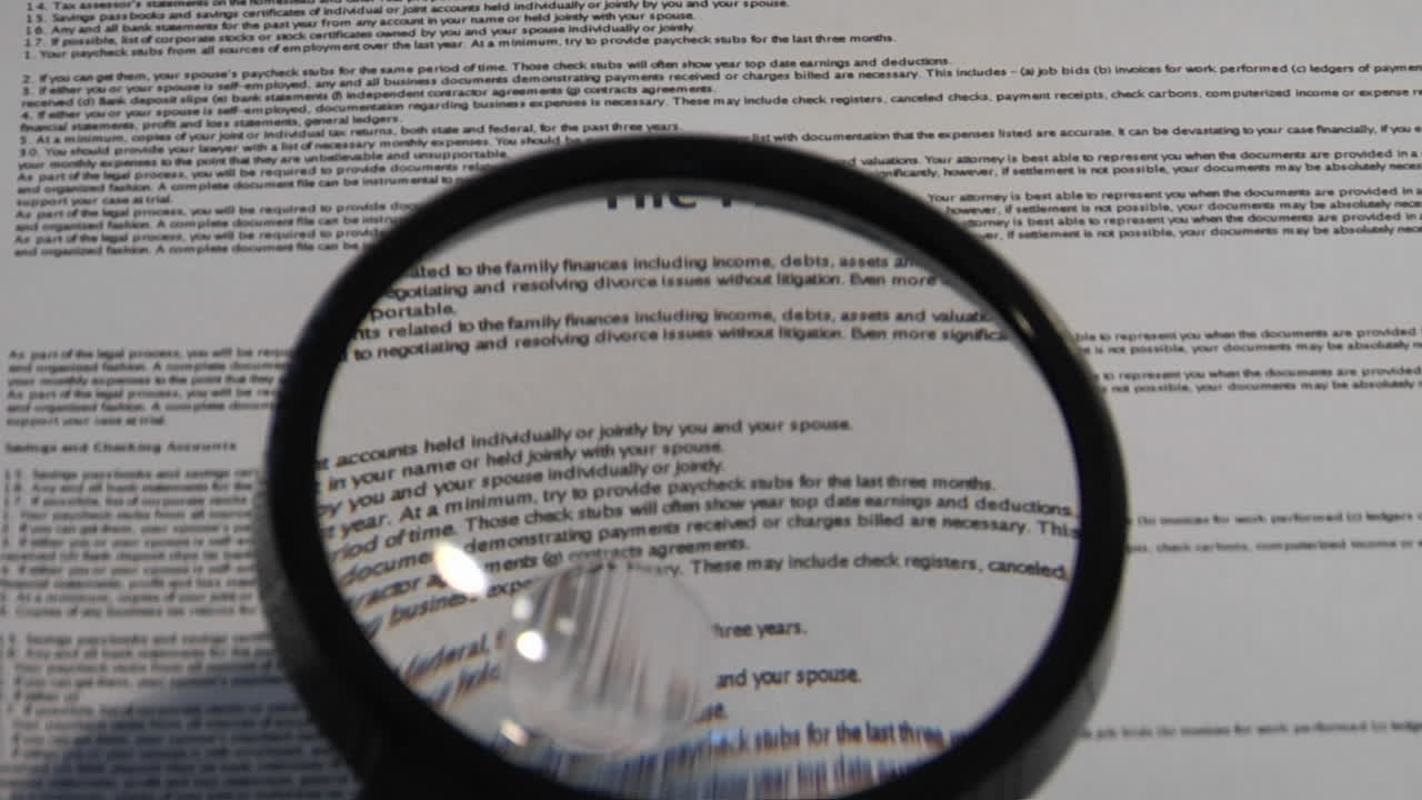 una lupa pasa sobre un papel para revelar las palabras la letra pequeña