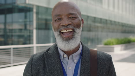 Primer-Plano-Retrato-De-Un-Hombre-De-Negocios-Afroamericano-De-Alto-Nivel-Riendo-Feliz-Disfrutando-De-Una-Exitosa-Carrera-Corporativa