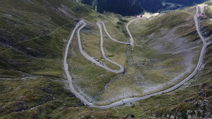 Ripresa aerea con panoramica in avanti di un tratto della Transfăgărășan in Romania