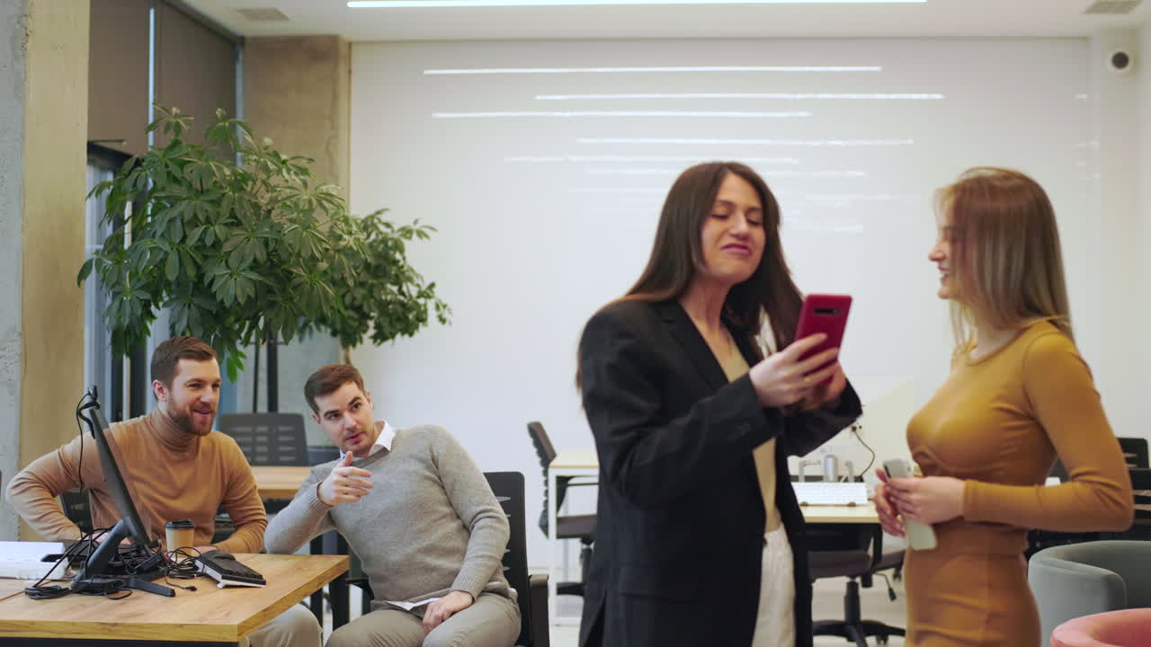 compañeros de trabajo hablando en la oficina