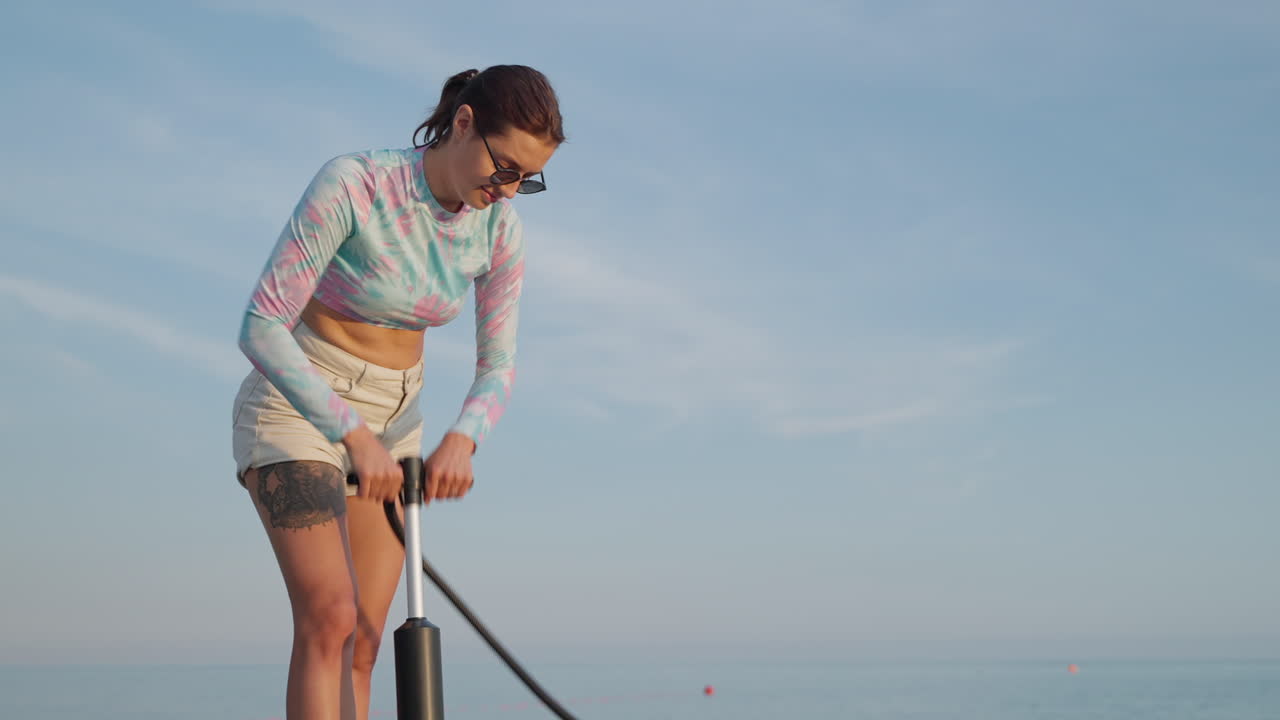 해변에서 배를 부풀리는 여자