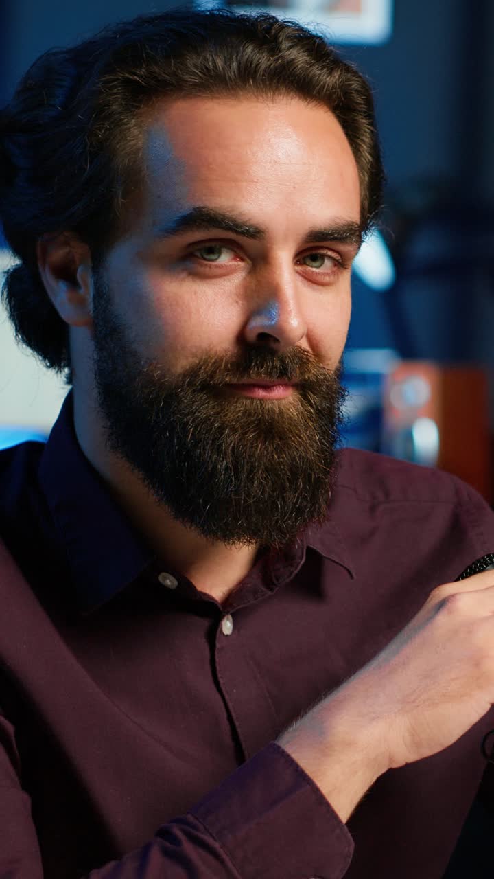 Video verticale in formato ritratto di un'artista ASMR che utilizza un microfono di qualità in studio per realizzare un video antistress