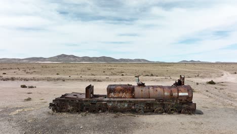 Cementerio-De-Trenes,-Salar-De-Uyuni,-Región-De-Uyuni,-Bolivia