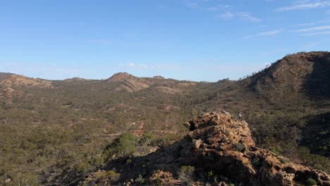 Parallaxenbewegung-über-Mann-Auf-Felsigem-Hügel,-Willow-Creek,-Flinders-Ranges,-Australien