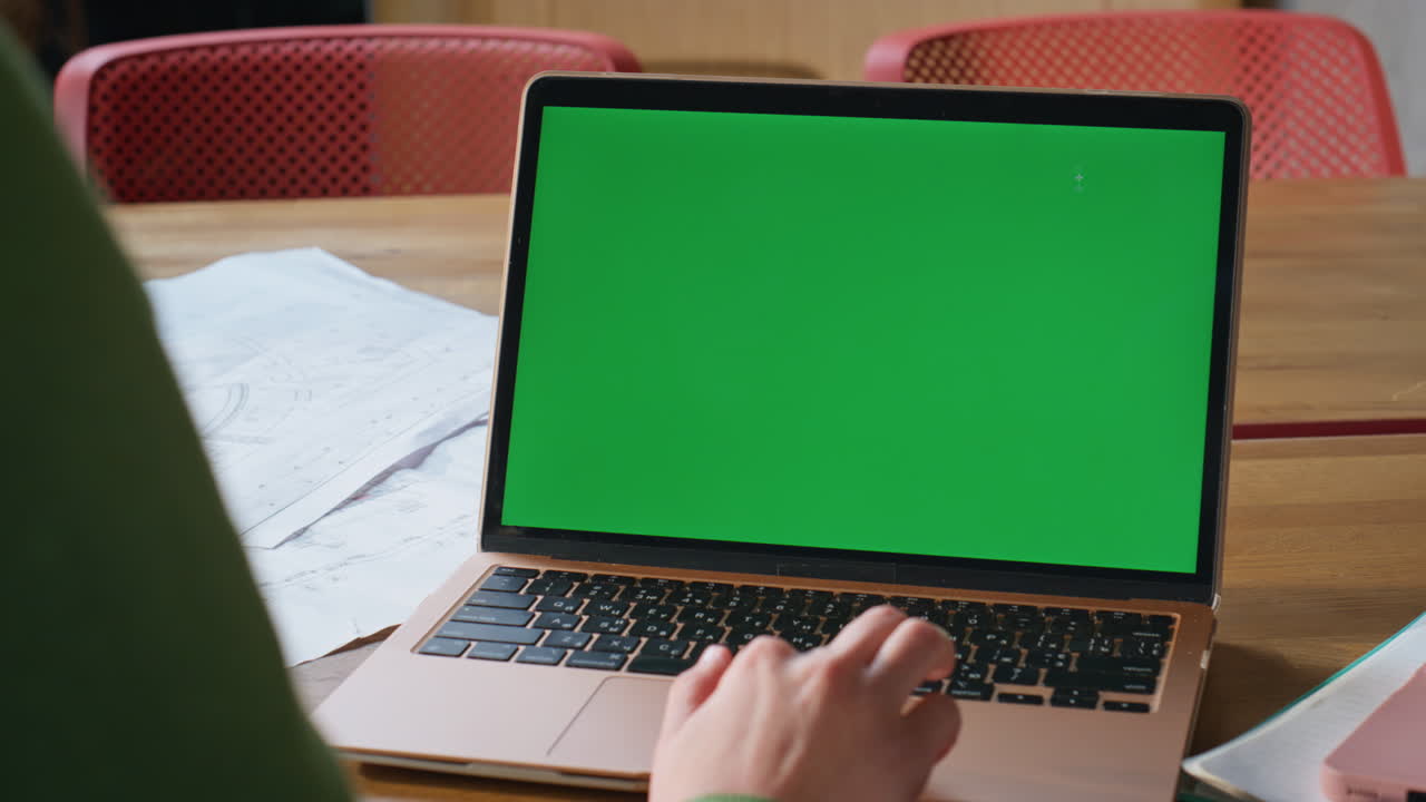 Employee using greenscreen touchpad on computer at remote workplace closeup