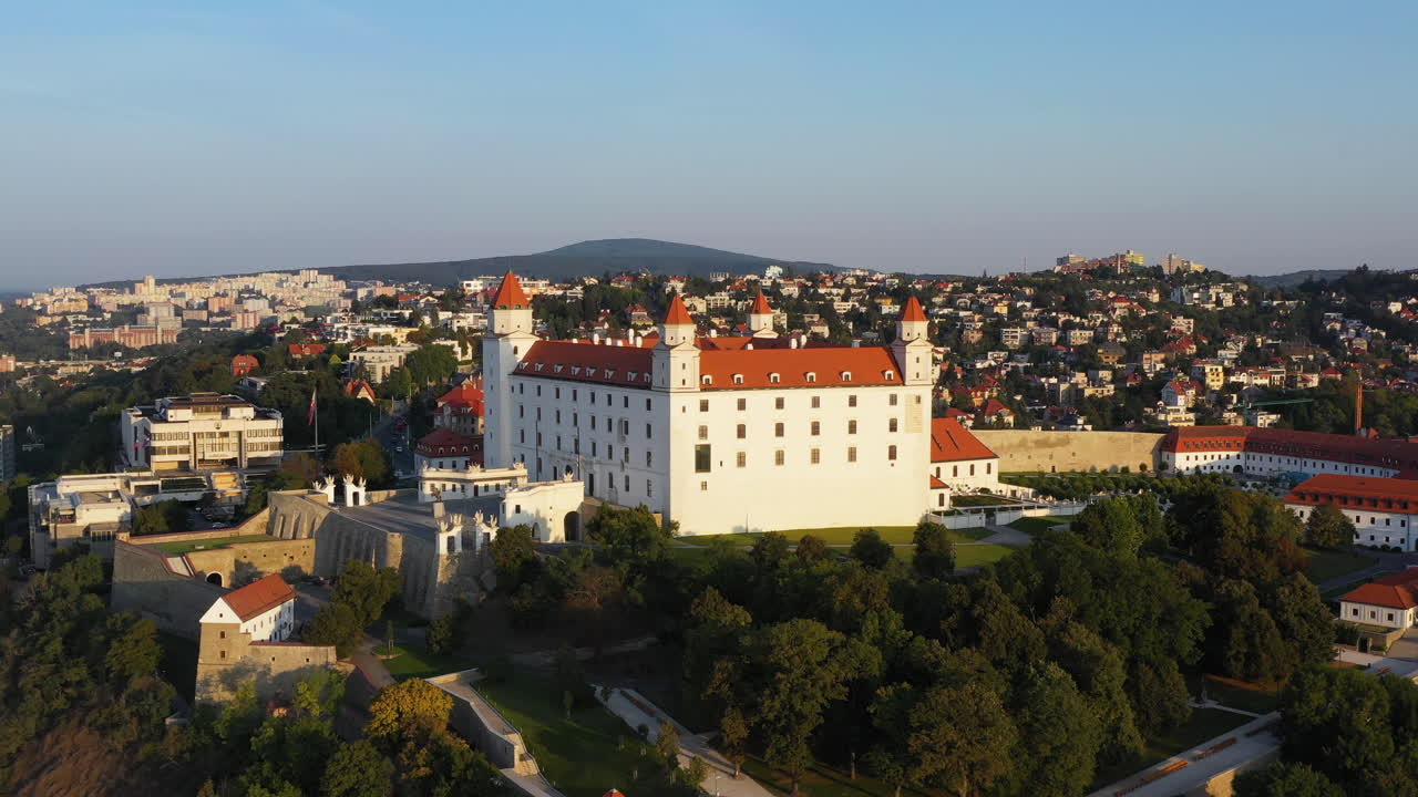 toma cinematográfica de drones girando alrededor del castillo de bratislava en bratislava eslovaquia