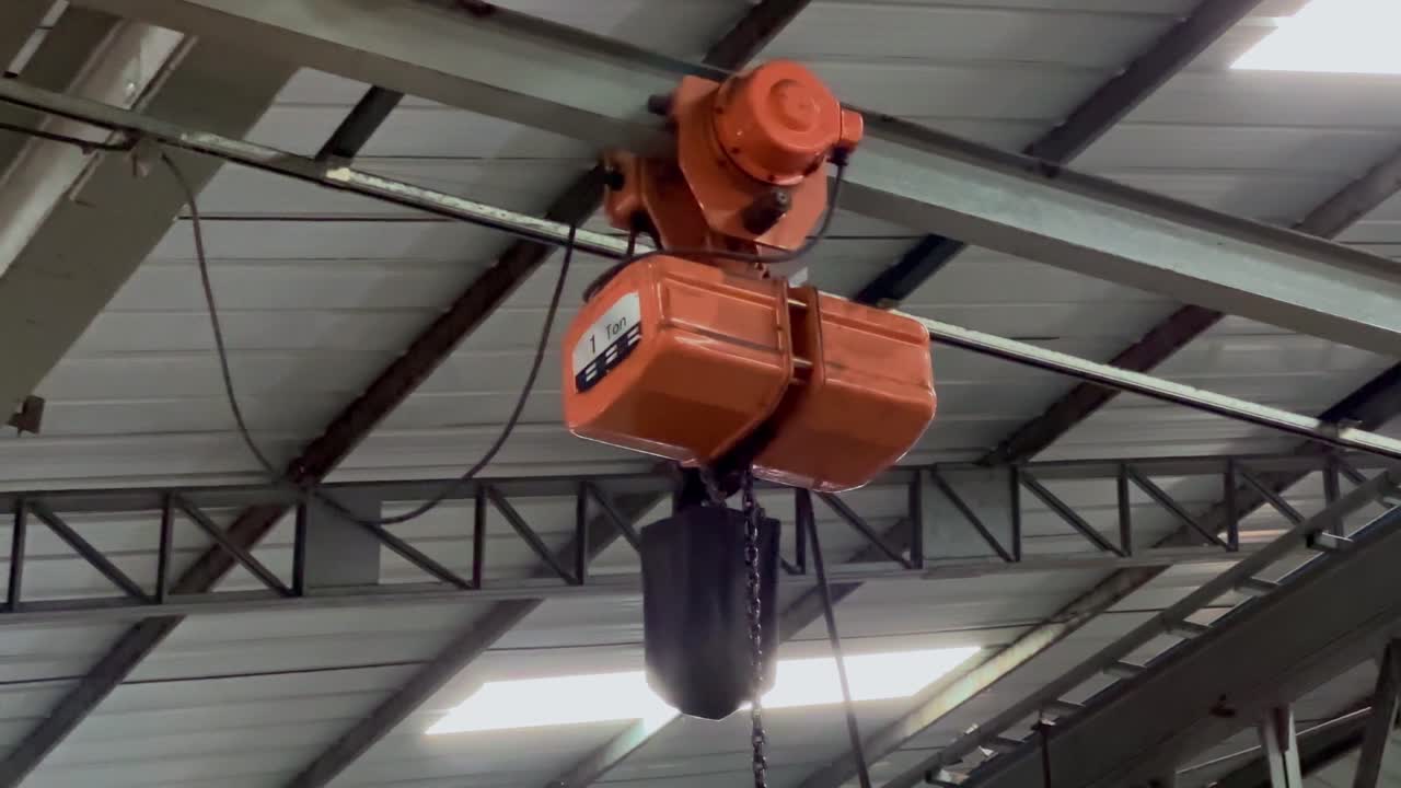 Carroponte che si muove durante la movimentazione delle merci