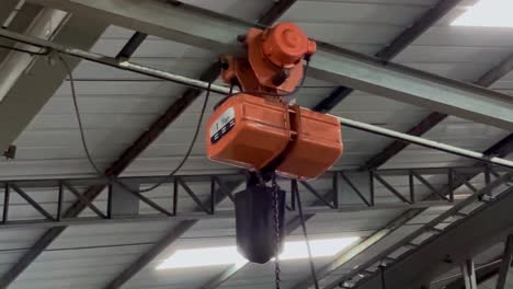 overhead crane that moves when moving goods