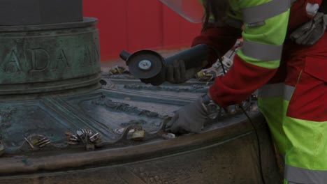 Town-Hall-operators-in-Madrid-remove-lovers´-padlocks-from-streetlights-in-Plaza-Mayor