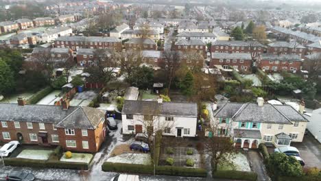 Luftaufnahme-Frostig-Weiß-Winter-Wohnstadt-Nachbarschaft-Wohnsiedlung-Dächer