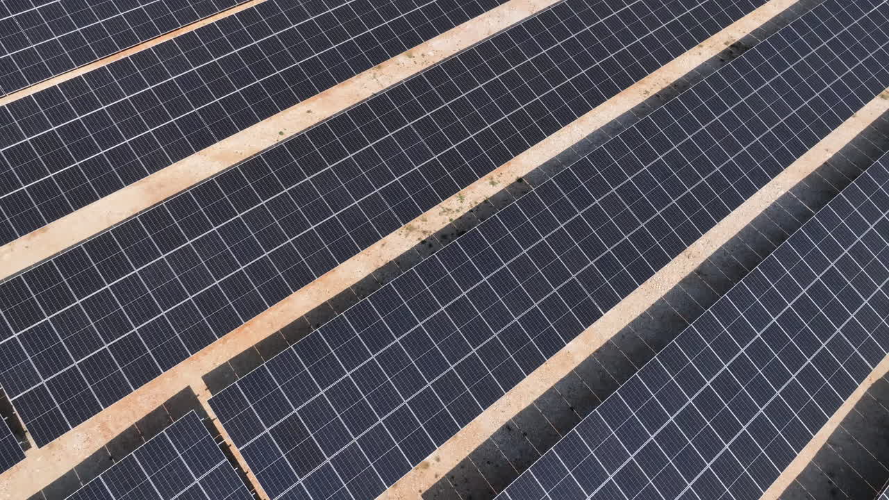 paneles solares que producen energía verde sostenible a partir del sol